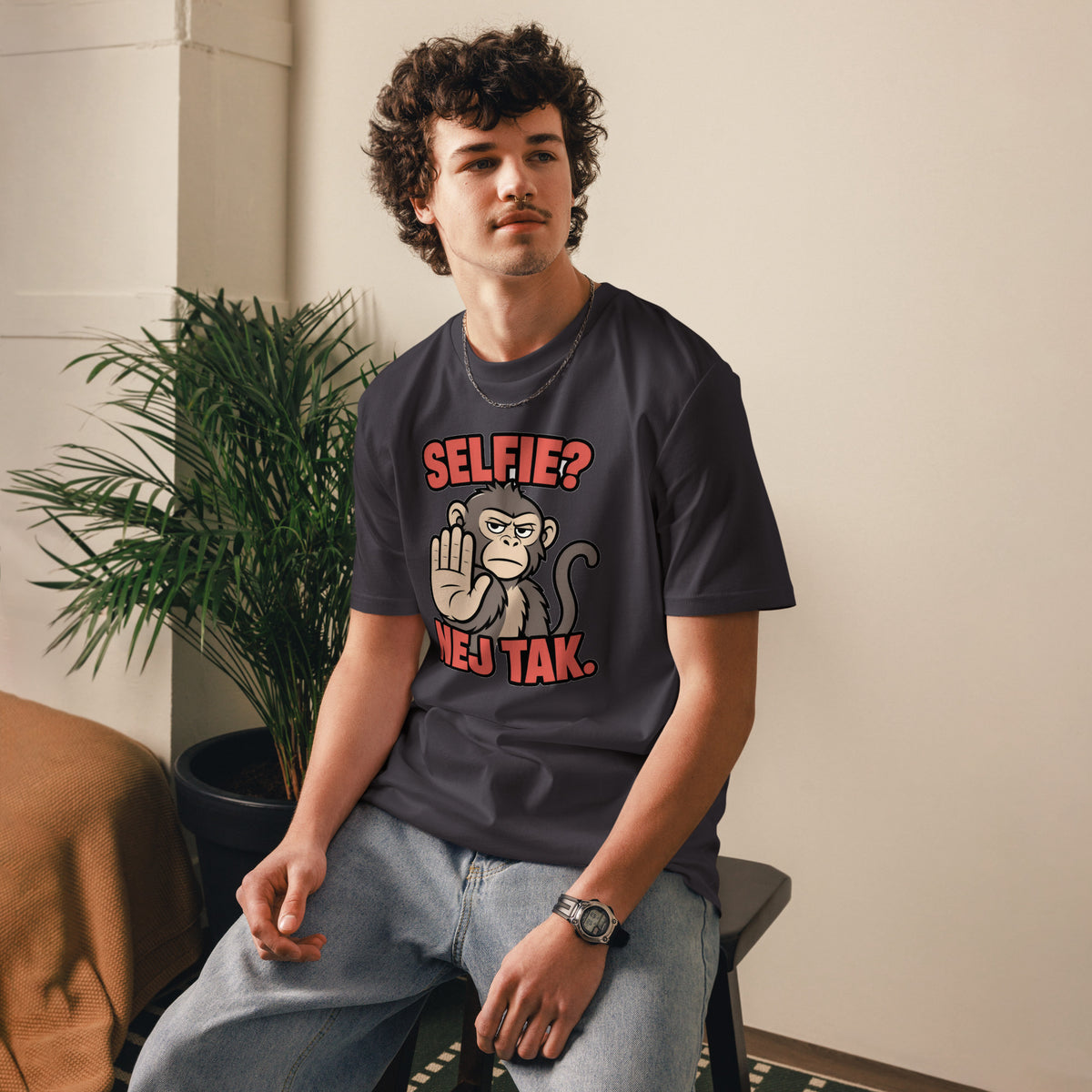 Sjov abe t-shirt med teksten Selfie? Nej tak. i farven antracit, båret af en ung mand