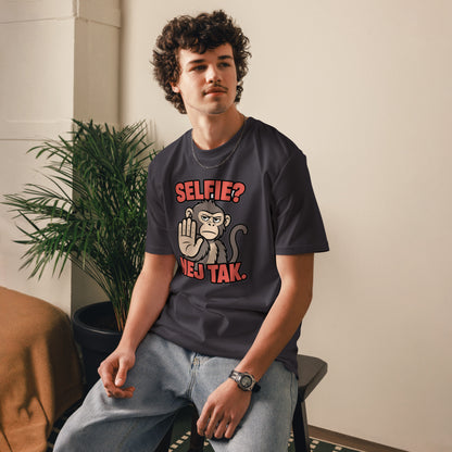 Sjov abe t-shirt med teksten Selfie? Nej tak. i farven antracit, båret af en ung mand
