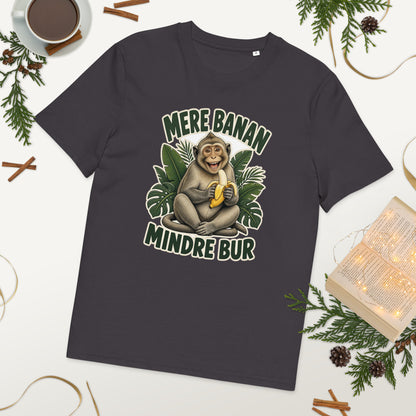 Abe t-shirt med teksten Mere banan, mindre bur i farven antracit, lagt på et bord med kaffe og grønt