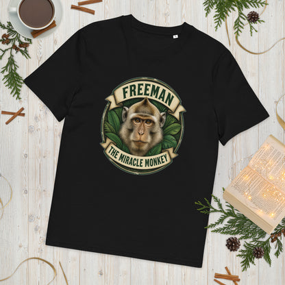 Freeman The Miracle Monkey t-shirt med abe i grønt badge i farven sort, lagt på et lyst træbord