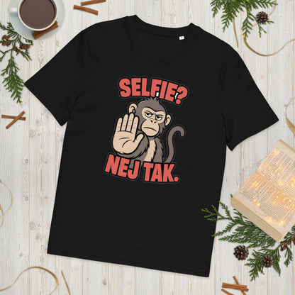 Sjov abe t-shirt med teksten Selfie? Nej tak. i farven sort, lagt på et lyst træbord