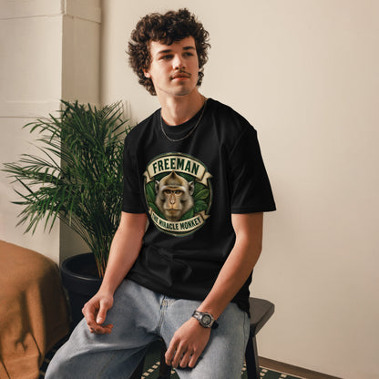 Freeman The Miracle Monkey t-shirt med abe i grønt badge i farven sort, båret af en ung mand