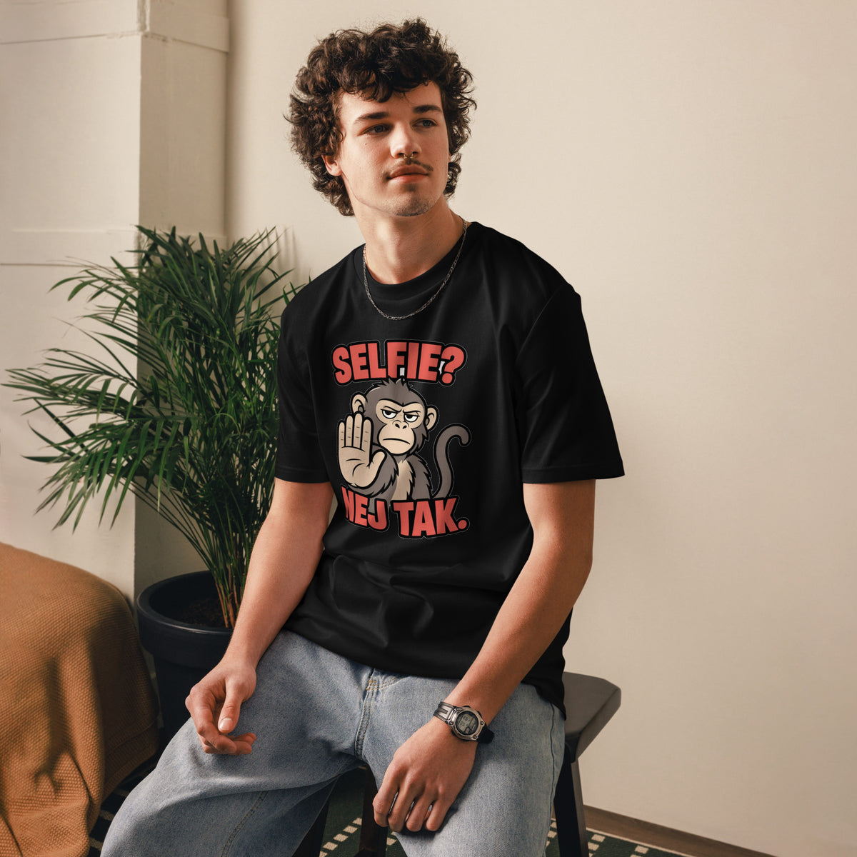 Sjov abe t-shirt med teksten Selfie? Nej tak. i farven sort, båret af en ung mand