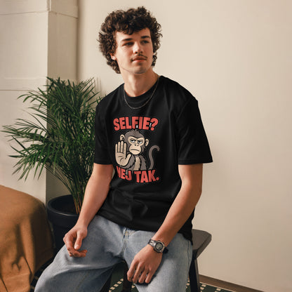 Sjov abe t-shirt med teksten Selfie? Nej tak. i farven sort, båret af en ung mand