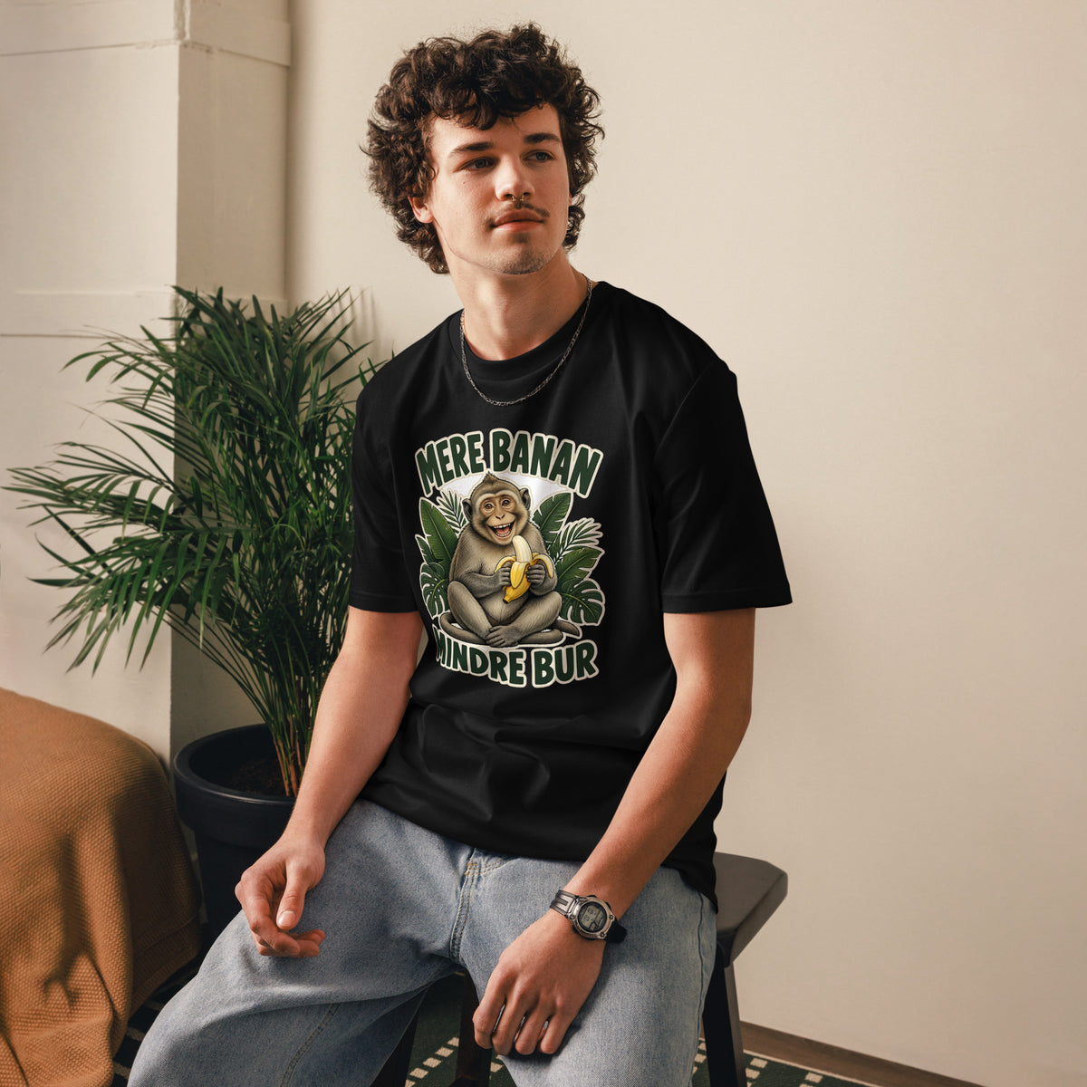 Abe t-shirt med teksten Mere banan, mindre bur i farven sort, båret af en ung mand
