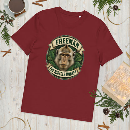 Freeman The Miracle Monkey t-shirt med abe i grønt badge i farven bordeaux, lagt på et lyst træbord