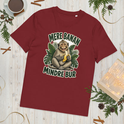 Abe t-shirt med teksten Mere banan, mindre bur i farven bordeaux, lagt på et lyst træbord