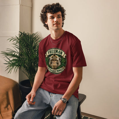Freeman The Miracle Monkey t-shirt med abe i grønt badge i farven bordeaux, båret af en ung mand