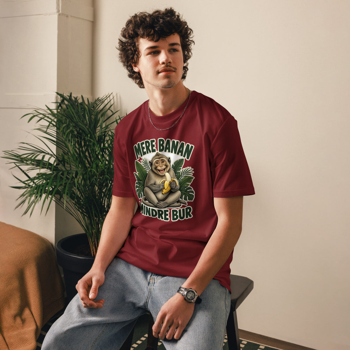 Abe t-shirt med teksten Mere banan, mindre bur i farven bordeaux, båret af en ung mand