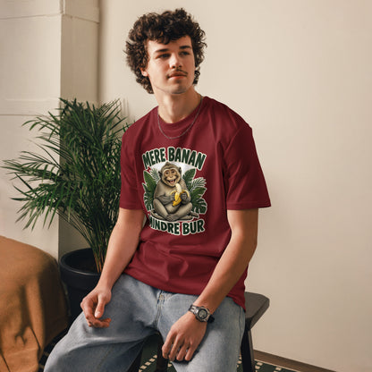 Abe t-shirt med teksten Mere banan, mindre bur i farven bordeaux, båret af en ung mand