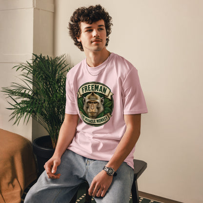 Freeman The Miracle Monkey t-shirt med abe i grønt badge i farven lyserød, båret af en ung mand