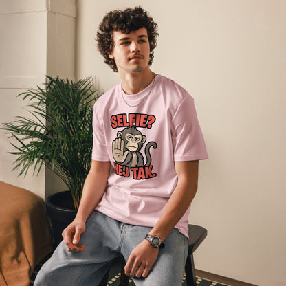 Sjov abe t-shirt med teksten Selfie? Nej tak. i farven lyserød, båret af en ung mand