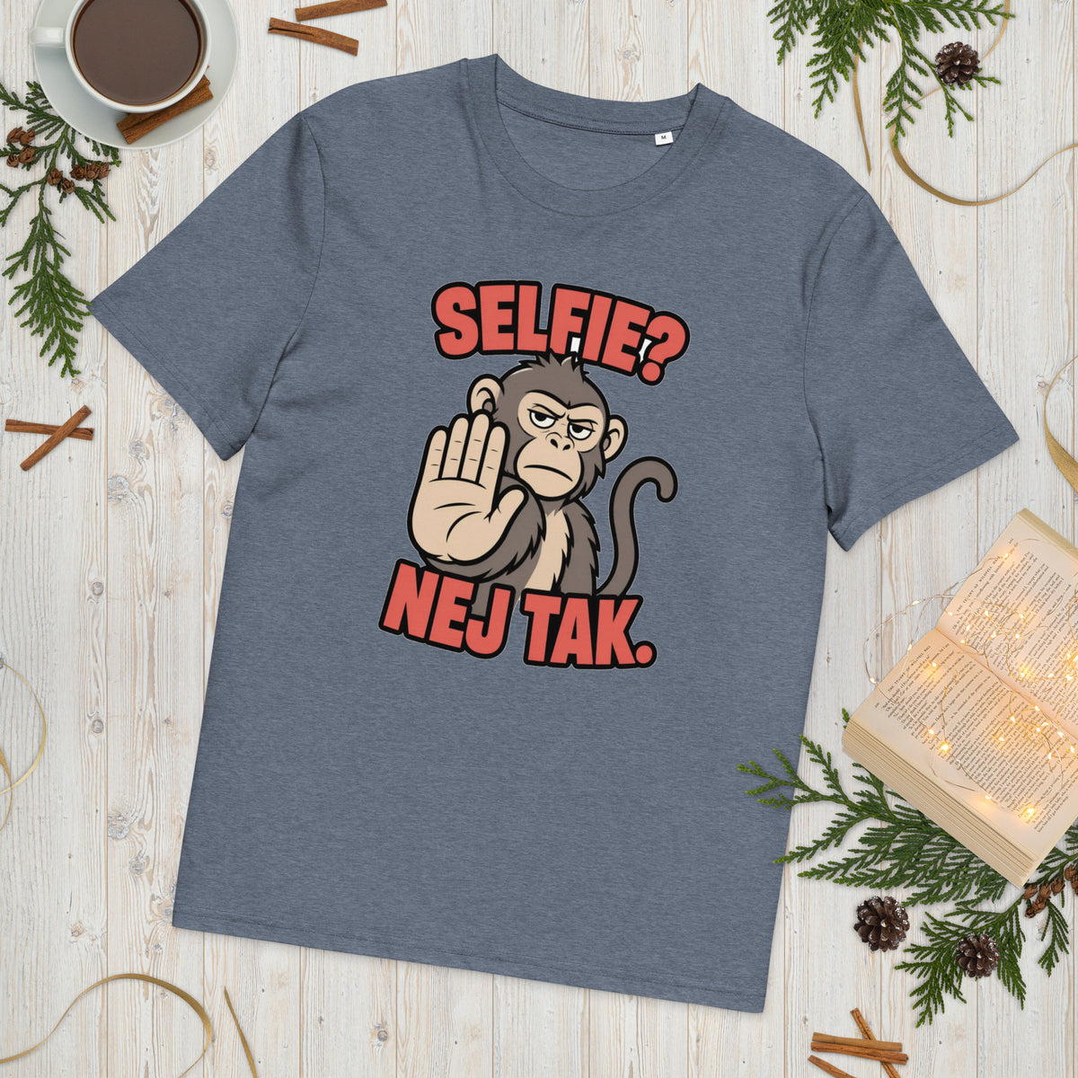 Sjov abe t-shirt med teksten Selfie? Nej tak. i farven blågrå meleret, lagt på et lyst træbord