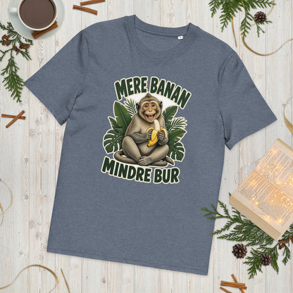 Abe t-shirt med teksten Mere banan, mindre bur i farven blågrå meleret, lagt på et lyst træbord