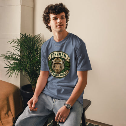 Freeman The Miracle Monkey t-shirt med abe i grønt badge i farven blågrå meleret, båret af en ung mand