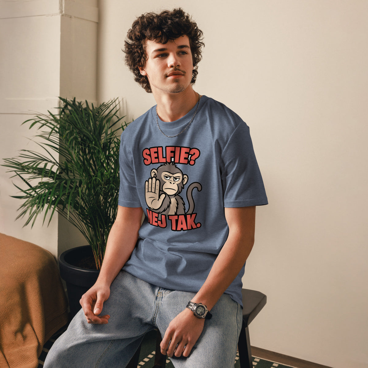 Sjov abe t-shirt med teksten Selfie? Nej tak. i farven blågrå meleret, båret af en ung mand