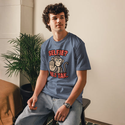 Sjov abe t-shirt med teksten Selfie? Nej tak. i farven blågrå meleret, båret af en ung mand