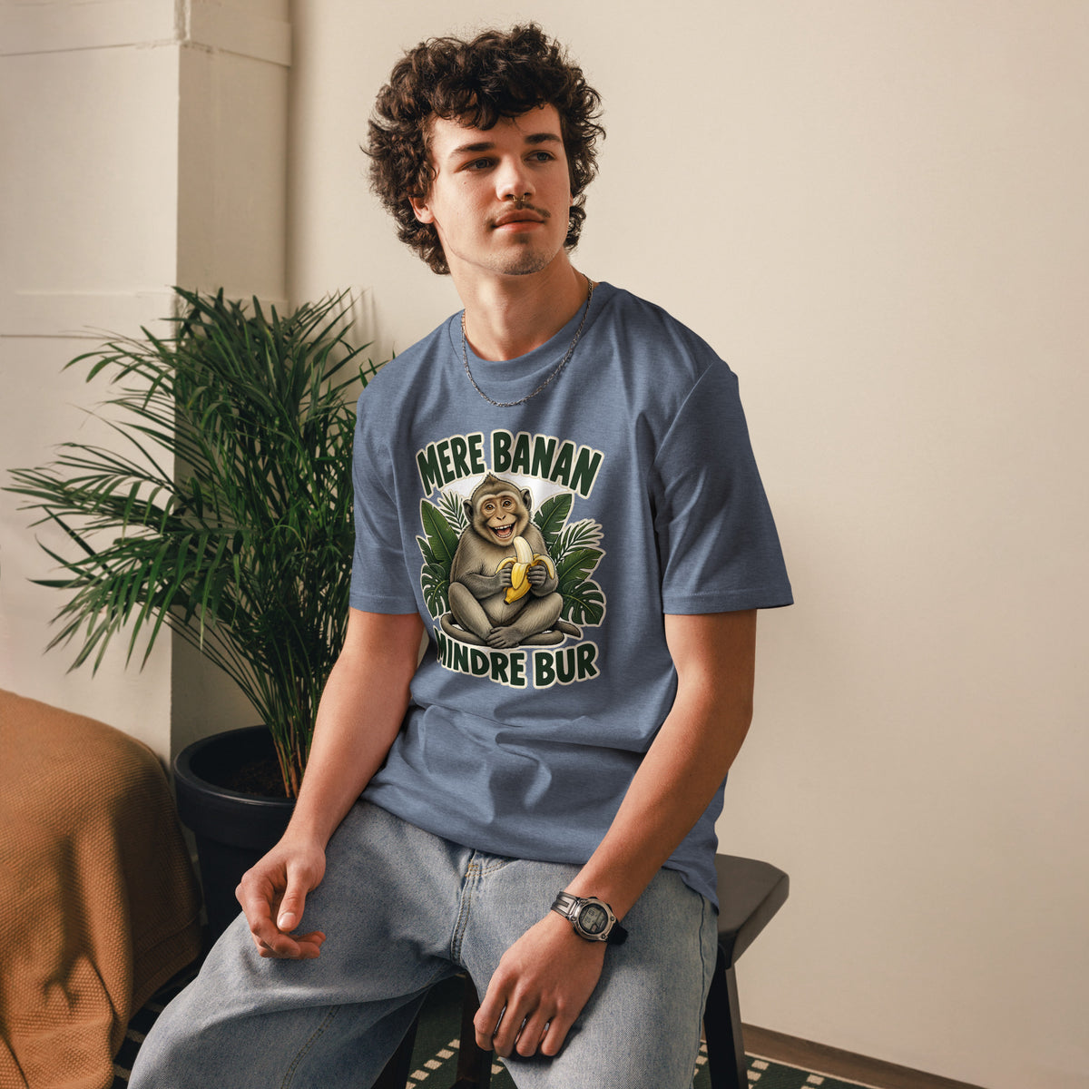 Abe t-shirt med teksten Mere banan, mindre bur i farven blågrå meleret, båret af en ung mand