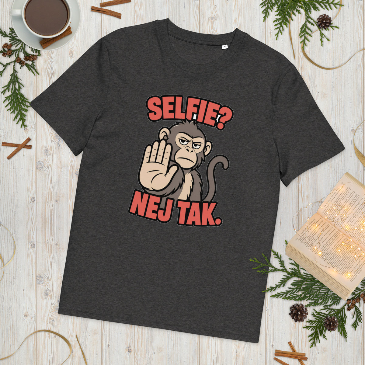 Sjov abe t-shirt med teksten Selfie? Nej tak. i farven mørkegrå meleret, lagt på et lyst træbord