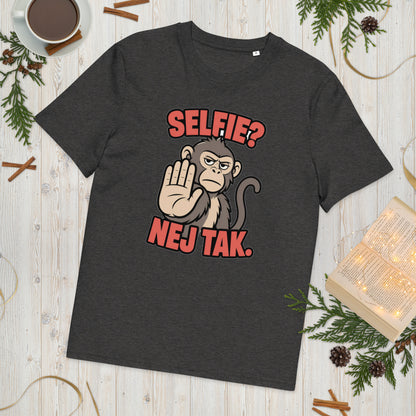Sjov abe t-shirt med teksten Selfie? Nej tak. i farven mørkegrå meleret, lagt på et lyst træbord