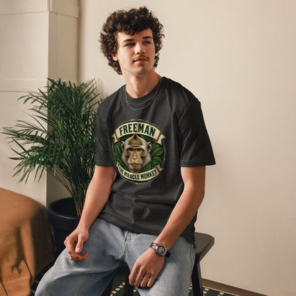 Freeman The Miracle Monkey t-shirt med abe i grønt badge i farven mørkegrå meleret, båret af en ung mand