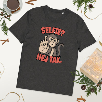 Sjov abe t-shirt med teksten Selfie? Nej tak. i farven mørkegrå meleret, lagt på et bord med kaffe og grønt