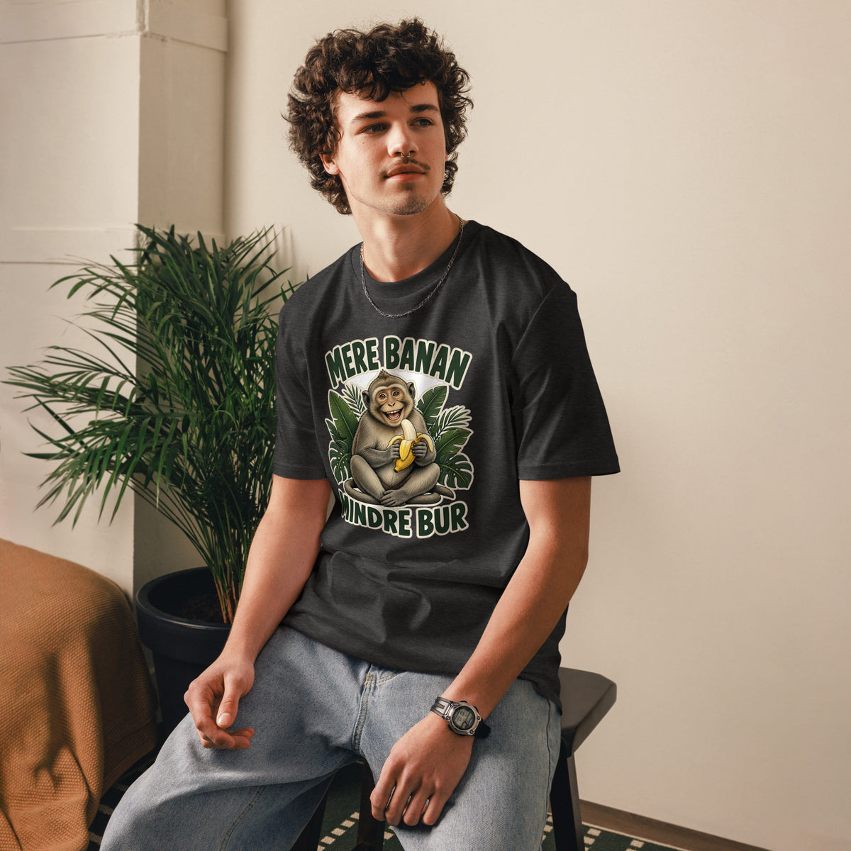 Abe t-shirt med teksten Mere banan, mindre bur i farven mørkegrå meleret, båret af en ung mand