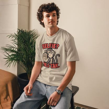 Sjov abe t-shirt med teksten Selfie? Nej tak. i farven sand, båret af en ung mand