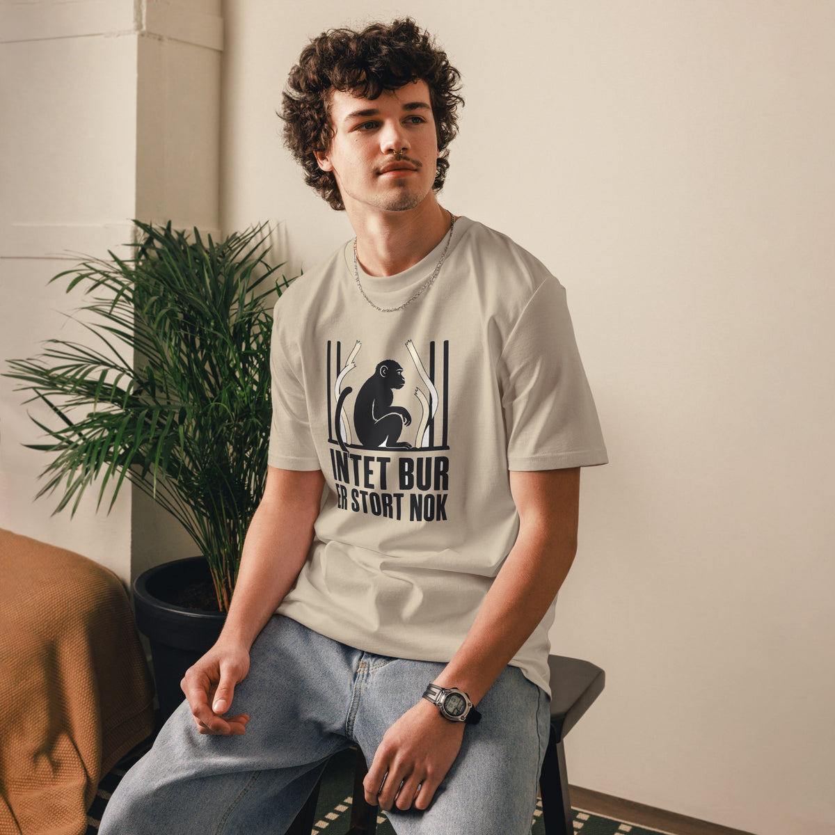T-shirt med teksten Intet bur er stort nok i farven sand, båret af en ung mand