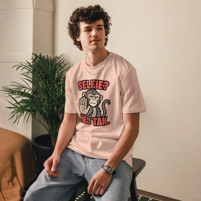 Sjov abe t-shirt med teksten Selfie? Nej tak. i farven fersken, båret af en ung mand
