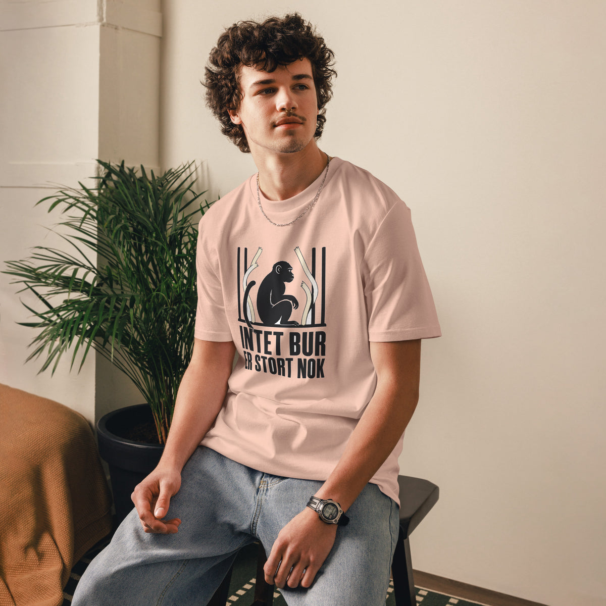 T-shirt med teksten Intet bur er stort nok i farven fersken, båret af en ung mand