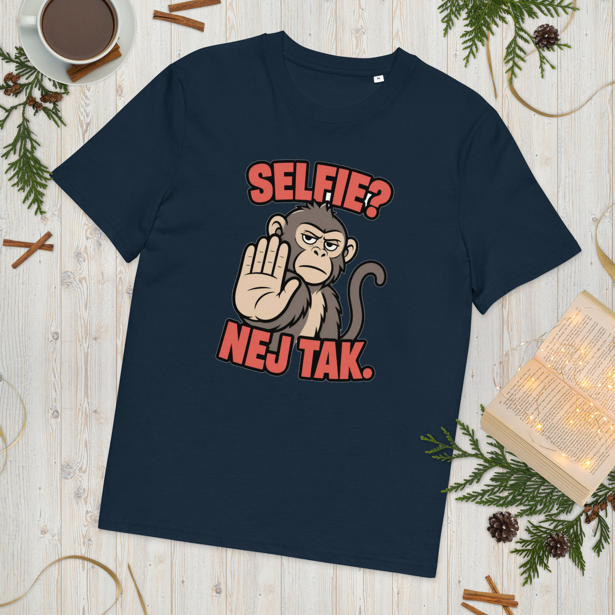 Sjov abe t-shirt med teksten Selfie? Nej tak. i farven marineblå, lagt på et lyst træbord