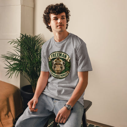 Freeman The Miracle Monkey t-shirt med abe i grønt badge i farven lysegrå meleret, båret af en ung mand