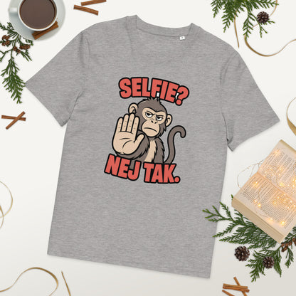 Sjov abe t-shirt med teksten Selfie? Nej tak. i farven lysegrå meleret, lagt på et bord med kaffe og grønt