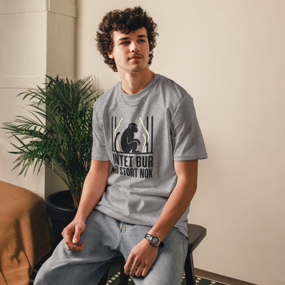 T-shirt med teksten Intet bur er stort nok i farven lysegrå meleret, båret af en ung mand