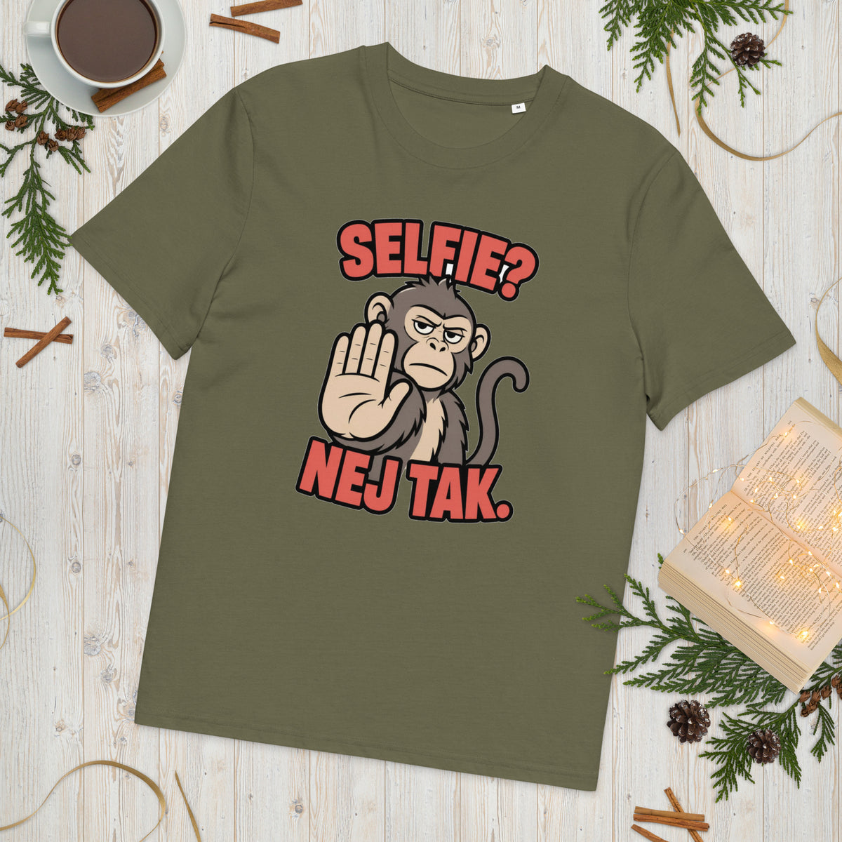 Sjov abe t-shirt med teksten Selfie? Nej tak. i farven khaki, lagt på et lyst træbord