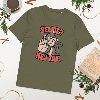 Sjov abe t-shirt med teksten Selfie? Nej tak. i farven khaki, lagt på et bord med kaffe og grønt