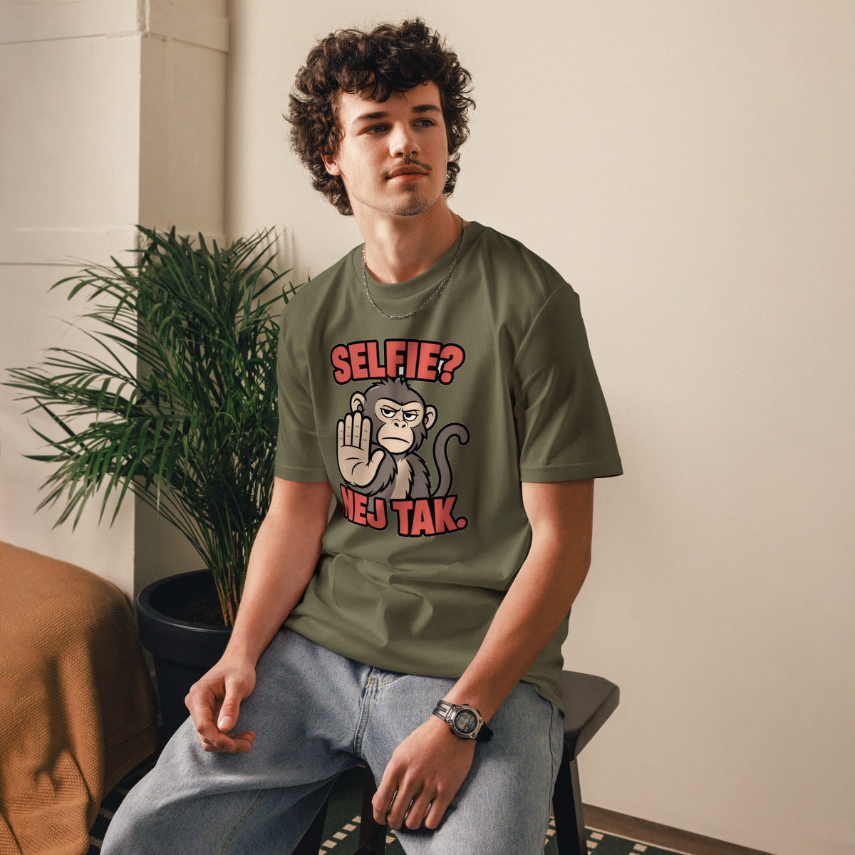 Sjov abe t-shirt med teksten Selfie? Nej tak. i farven khaki, båret af en ung mand