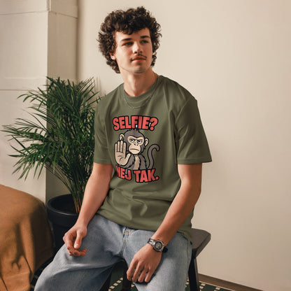 Sjov abe t-shirt med teksten Selfie? Nej tak. i farven khaki, båret af en ung mand