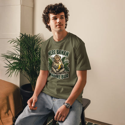 Abe t-shirt med teksten Mere banan, mindre bur i farven khaki, båret af en ung mand