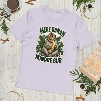 Abe t-shirt med teksten Mere banan, mindre bur i farven lavendel, lagt på et lyst træbord