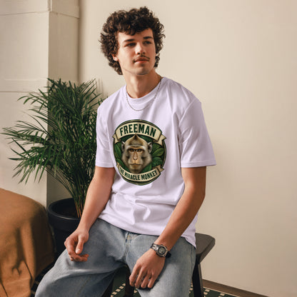 Freeman The Miracle Monkey t-shirt med abe i grønt badge i farven lavendel, båret af en ung mand