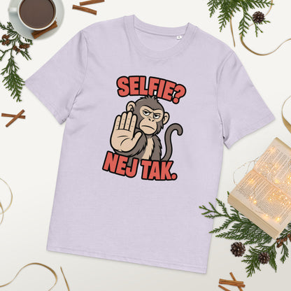Sjov abe t-shirt med teksten Selfie? Nej tak. i farven lavendel, lagt på et bord med kaffe og grønt