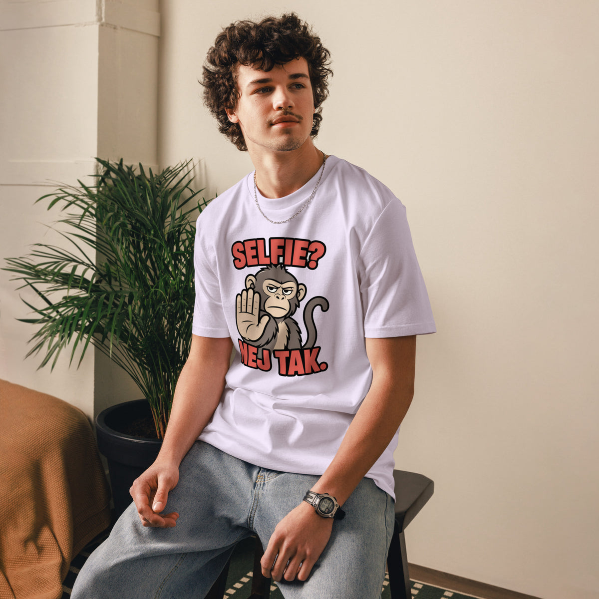 Sjov abe t-shirt med teksten Selfie? Nej tak. i farven lavendel, båret af en ung mand