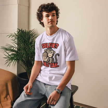 Sjov abe t-shirt med teksten Selfie? Nej tak. i farven lavendel, båret af en ung mand
