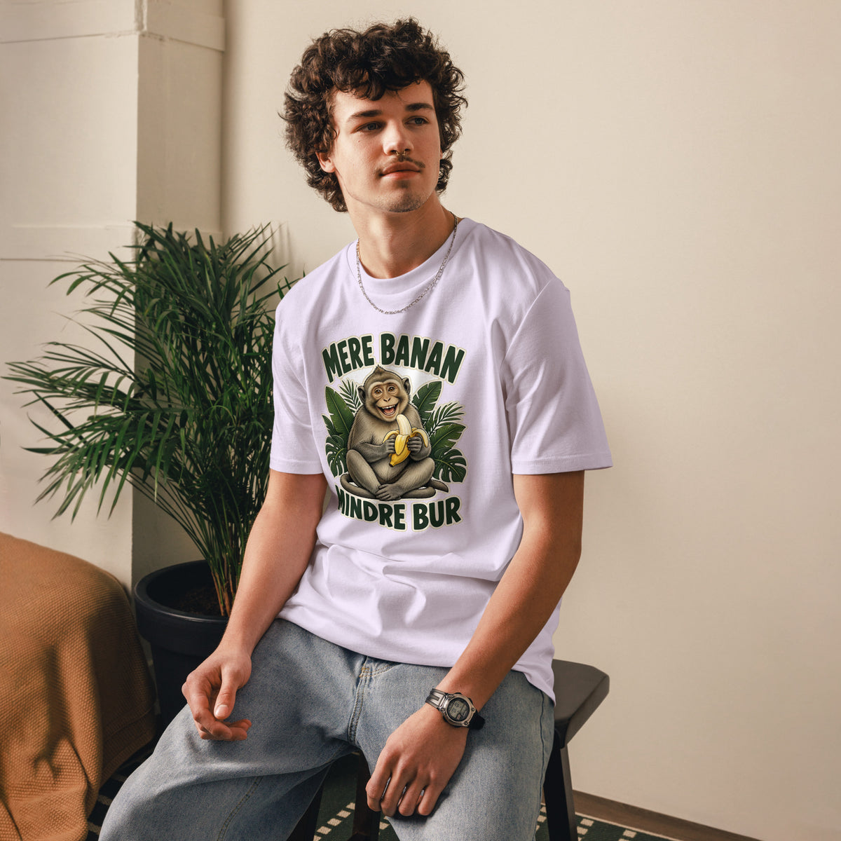 Abe t-shirt med teksten Mere banan, mindre bur i farven lavendel, båret af en ung mand