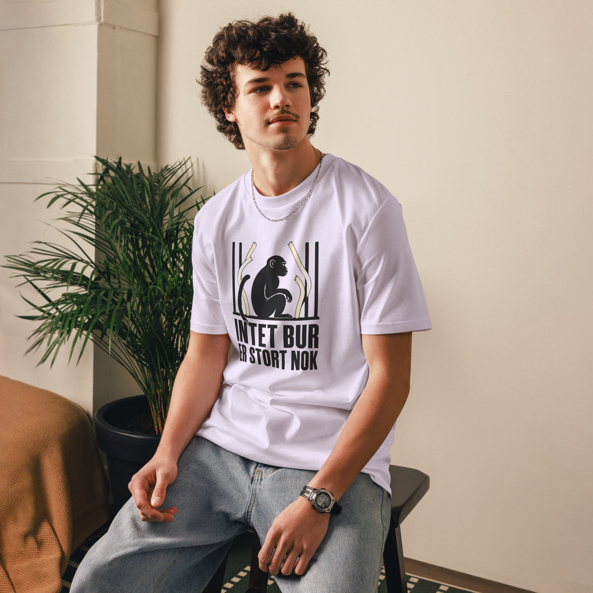 T-shirt med teksten Intet bur er stort nok i farven lavendel, båret af en ung mand