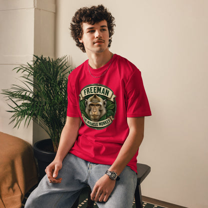 Freeman The Miracle Monkey t-shirt med abe i grønt badge i farven rød, båret af en ung mand