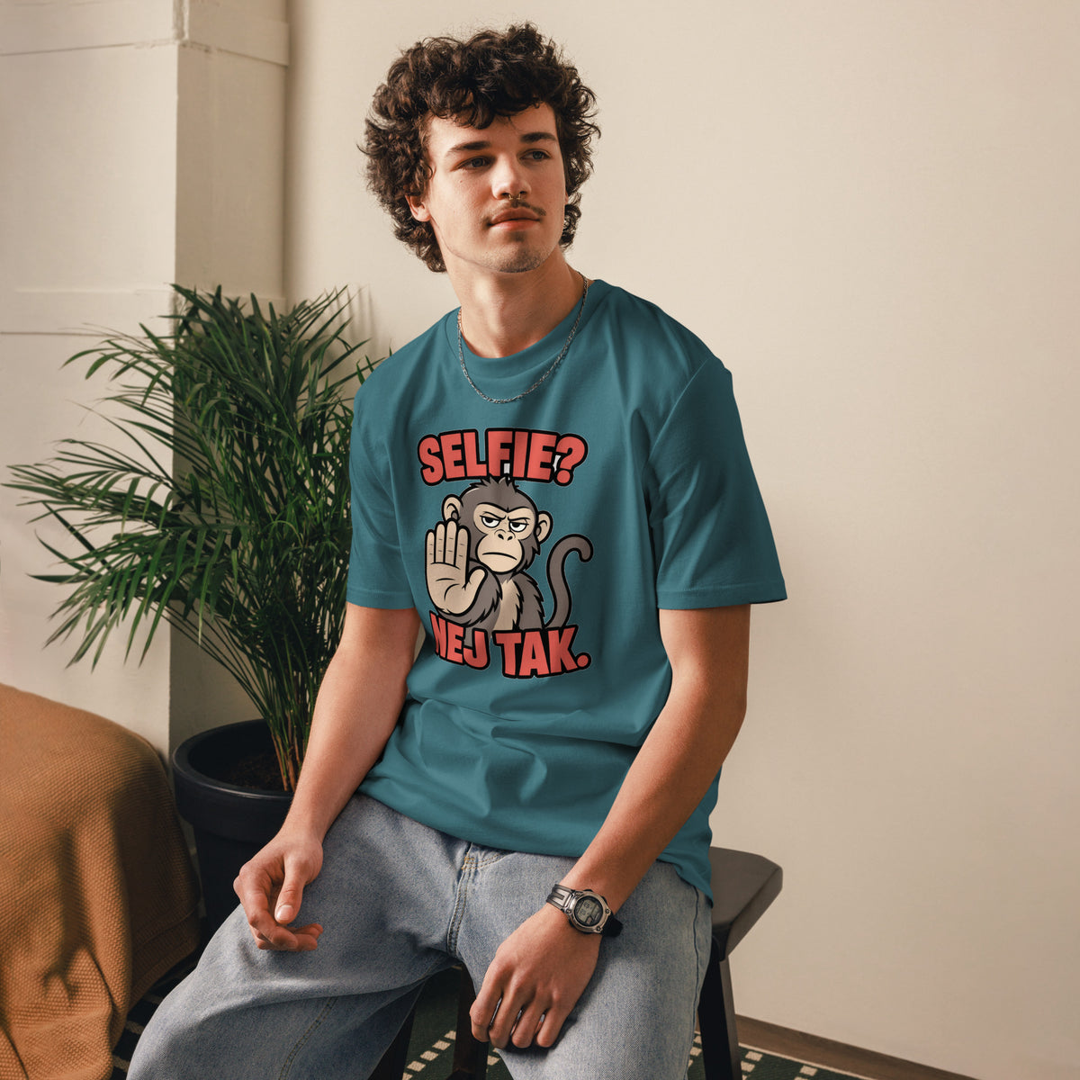 Sjov abe t-shirt med teksten Selfie? Nej tak. i farven petroleumsblå, båret af en ung mand