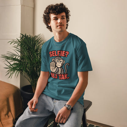 Sjov abe t-shirt med teksten Selfie? Nej tak. i farven petroleumsblå, båret af en ung mand